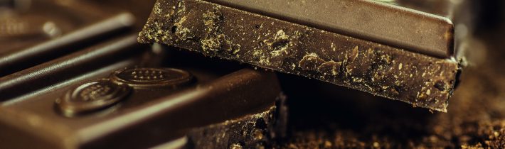 Známé značky vyrábějí svou čokoládu pomocí dětských otroků. Dětská práce se týká i produktů Fair Trade