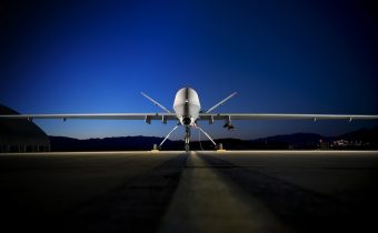 Odhalení: Velká dronová válka Made in USA je řízena i z Německa. Zabití civilisté jsou označováni jako „nepřátelé usmrcení v bitvě“. Drony útočí dvakrát – jednou na „cíle“, podruhé na záchranáře a příbuzné shromážděné kolem obětí