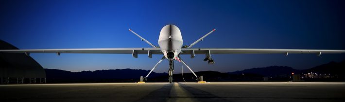 Odhalení: Velká dronová válka Made in USA je řízena i z Německa. Zabití civilisté jsou označováni jako „nepřátelé usmrcení v bitvě“. Drony útočí dvakrát – jednou na „cíle“, podruhé na záchranáře a příbuzné shromážděné kolem obětí