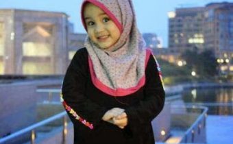 4leté dívky „nuceny“ nosit hižháb v britských státních školách