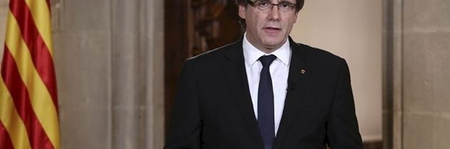 Katalánsky premiér rázne zacúval. Odložil vyhlásenie o nezávislosti a požiadal Madrid o dialóg