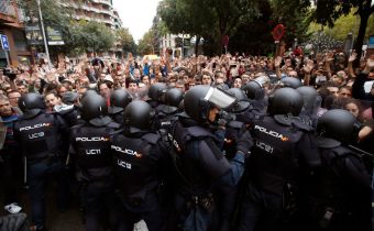 Video: Katalánci hlasují o své nezávislosti, policie se jim v tom snaží zabránit. Dochází ke střetům, policisté zaútočili na starší ženu