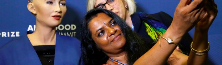 VIDEO: První robot na světě získal občanství, ale při rozhovoru před investory vyděsil moderátora a opět zpochybnil původ lidské rasy na Zemi. Syndikát přitvrzuje, lidstvo je na pokraji vlastního zániku! Co je to teorie “Strašidelného údolí” a proč si člověk myslí, že není robot? [CZ Titulky]