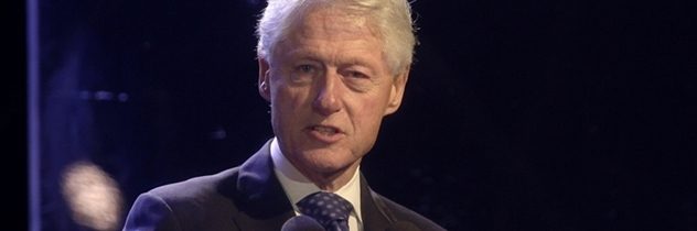 „Kopulačné lietadlo“ a Bill Clinton. Exprezident USA má veľký problém