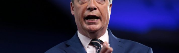 Video: „Tohle je Sorosovo spiknutí a vy v tom jedete taky!“ Prostořeký europoslanec Nigel Farage si posvítil na své kolegy. Jejich výrazy a křik stojí opravdu za to
