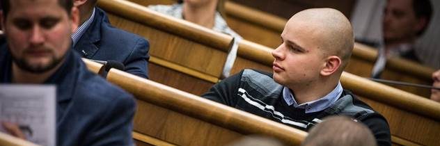 Obžalovaný Mazurek pred súdom namietal proti znalcovi. Vzdelanie vraj získal na Sorosovej univerzite, je Žid a aj preto zaujatý