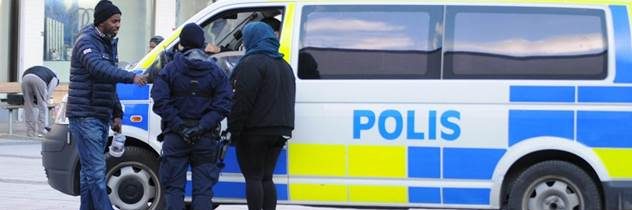 Švédsko: Pred policajnou stanicou vybuchlo policajné vozidlo
