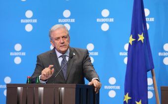 Eurokomisár Avramopoulos: Európska únia je príliš biela