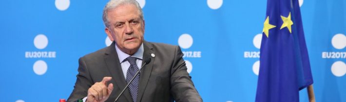 Eurokomisár Avramopoulos: Európska únia je príliš biela