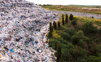 Kvůli německým bankám tiká v Řecku ekologická časovaná bomba. Do moře teče toxická voda