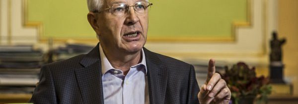 Válka je vůl, píše Drahoš. A kdo schvaluje nezákonné bombardování suverénního státu je…?