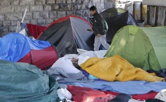 Lídri popredných humanitárnych organizácií varujú USA, aby neznižovali pomoc pre palestínskych utečencov, inak to bude mať "hrozné následky"