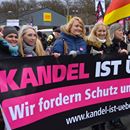V nemeckom meste Kandel sa zišli priaznivci a odporcovia migrácie