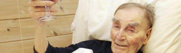 60 cigaret a sklenku vína denně: Nejstarší muž Norska (107) sdílí své tajemství pro dlouhý život
