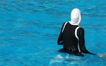 Německý soud smetl ze stolu zákaz plavání v plaveckých bazénech v islámských plavkách (burkinách)