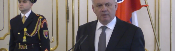 VIDEO: Pellegrini odovzdal prezidentovi podpisy garantujúce podporu vláde
