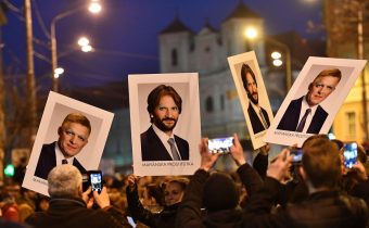 Na Slovensku probíhají demonstrace za svržení vlády. Dorazili i němečtí či britští europoslanci, chtějí vyvinout „mezinárodní tlak“