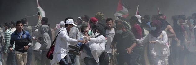 Masívne nepokoje v Gaze pokračujú. Izraelskí vojaci zranili stovky protestujúcich Palestínčanov