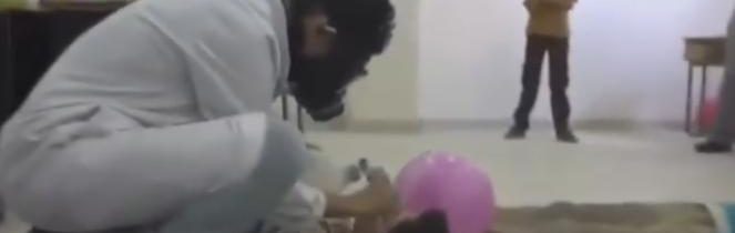 Znepokojující video ukazuje, jak se syrské děti učí zinscenovat falešný útok chemickými zbraněmi