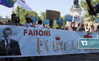 Záver pochodu proti Macronovi v Paríži sprevádzali násilnosti. Aj voči novinárom