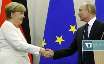 Merkelová a Putin sa zblížili. A môže za to Trump, píšu v Británii