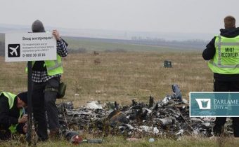 Kremeľ obvinenia z účasti na páde lietadla MH17 odmieta. Holandskému vyšetrovaniu neverí