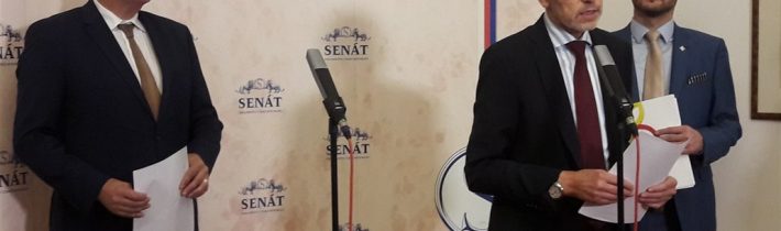 Senátoři STAN dostali notičky od americké neziskovky Aspen Institute a Zdeňka Bakaly? Chystají totiž podat žalobu na prezidenta republiky za “velezradu” kvůli tomu, že Miloš Zeman informoval občany o tom, že čeští vojenští chemici testovali Novičok! Kauza Sergeje Skripala byla mezitím v Británii v tichosti zametena pod koberec, Sergej Skripal a jeho dcera Julia jsou drženi na neznámém místě!