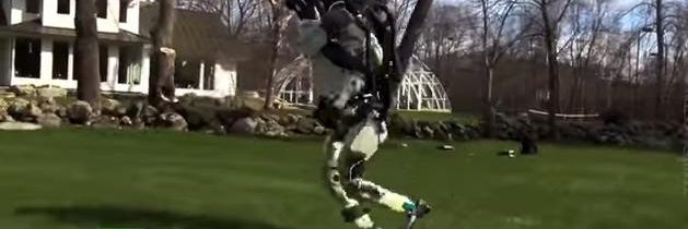 Humanoidní robot Atlas může přeskakovat překážky a dostihnout vás