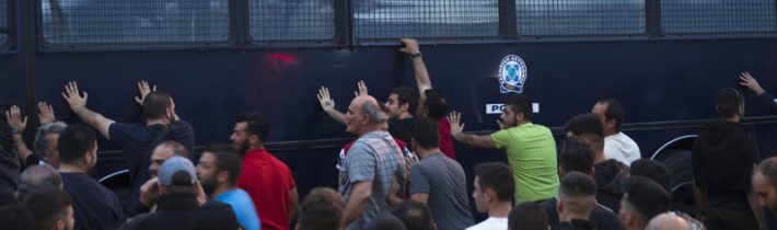 VIDEO: Gréci na ostrove Lesbos protestovali proti migrantom a snažili sa prevrátiť policajné autobusy