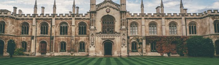 Britové se chystají zakročit ve prospěch svobodného projevu na univerzitách. Skeptikové se obávají, že jde jen o další tažení ve prospěch „nových hnutí“