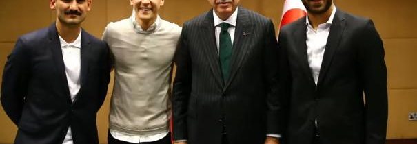 Integraci čest! Němečtí fotbaloví reprezentanti věnovali dres svému prezidentu Erdoganovi