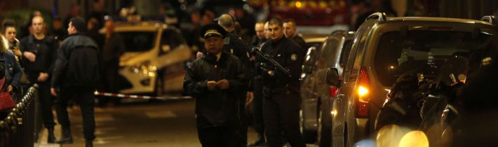 Útočník v centre Paríža vraždil nožom