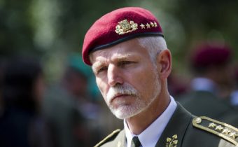 Armádní generál Petr Pavel by vyznamenání od prezidenta Zemana nepřijal!!!! Jenže prezident Zeman mu jej nenabízí, což opomenul říci.