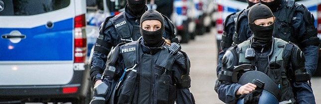 VIDEO: Odveta za napadení německých policistů. Stovky jich podnikly razii v centru pro migranty
