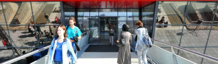 Sórošova česká pobočka zaplatí Masarykově univerzitě grant za více jak 300.000 korun na výzkum “ruských strašidel”, čili vlivu alternativních serverů v ČR a na Slovensku na veřejné mínění! Projekt prý reaguje na akutní potřebu bránit se působení a vlivu cizích mocí skrze propagandu a dezinformace! Máme kopii smlouvy školy se Sórošovou neziskovkou!