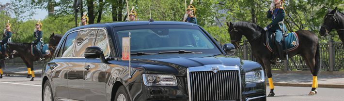 VIDEO: Putin prišiel zložiť prezidentský sľub na novom ruskom automobile