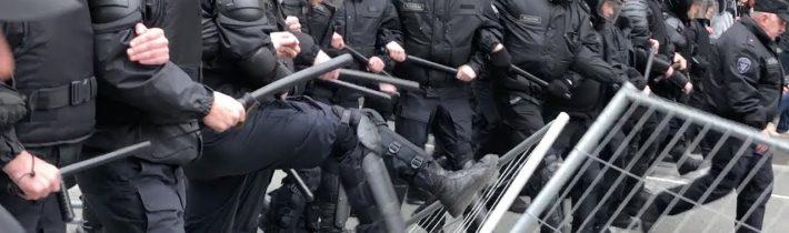 “Putin není náš car!” Až 160 000 lidí protestuje, ulice hoří, zasahuje 2000 policistů a vodní děla. Protestující si vymohli pád vlády