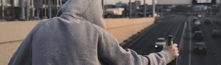 Mladí bezdomovci v Berlíně byli záměrně předáváni do péče pedofilním „náhradním otcům“. V rámci takzvaného Kentlerova experimentu