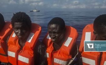 Ocean Viking zachránil prvých migrantov. Salvini: Nech sa neodvážia zakotviť v Taliansku!