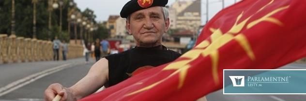 Zradcovia! Skandoval dav pred parlamentom v macedónskom Skopje