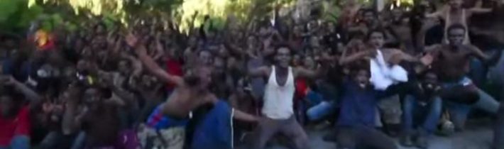 Po uprchlících a migrantech přichází další level. Tiší a vděční s plamenomety.