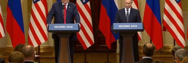 Teatrálnost v Helsinkách: Trump se setkal s Putinem