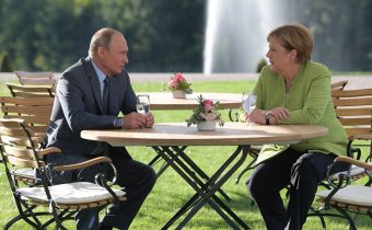 Putin sa stretol s Merkelovou. Riešili Ukrajinu, Sýriu a kritizovaný plynovod Nord Stream 2