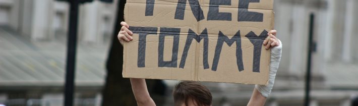 Tommy Robinson, který byl zatčen za to, že reportoval o soudu s muslimskými gangy znásilňujícími britské školačky, byl propuštěn na kauci