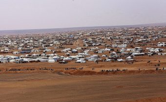 Teroristé ISIS a Fronty an-Nusrá se skrývají v syrském uprchlickém táboře v zóně pod kontrolou USA