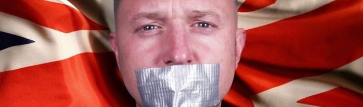 VIDEO: Psychicky zlomený Tommy Robinson poskytl americké televizi šokující svědectví o svém pobytu v britském vězení! Dva měsíce na samotce, muslimové mu plivali do okna a házeli mu do cely výkaly, vězeňská mešita byla naproti jeho cele! “Lidskoprávní” advokát ho dokonce přišel do cely psychicky mučit, že prý muslimové jsou na cestě k domu jeho ženy a chrstnou jí kyselinu do obličeje! [CZ Titulky]