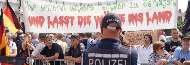 Žiadateľ o azyl zo Somálska dobodal v Nemecku lekára. Do ulíc Offenburgu vyšli na protest stovky ľudí