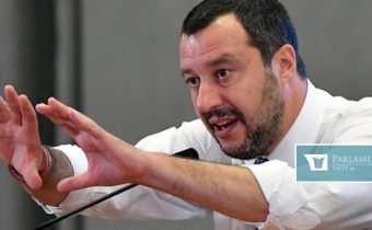 Neziskovky nie sú spokojné s novým zákonom Mattea Salviniho: Migranti dlhšie zavretí. Šup, rýchlo preč. Niečo vyvedieš, ideš…