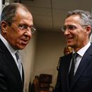 Šéf NATO na stretnutí s Lavrovom zdôraznil potrebu dialógu s Ruskom