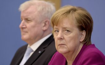 Merkelová nesouhlasí se Seehoferovými výroky, že migrace je matka všech problémů